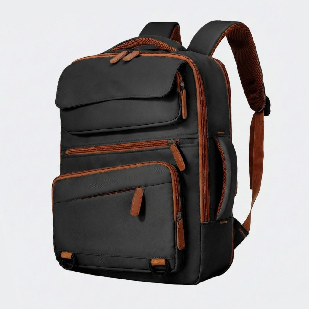 Sac à dos noir avec accents cognac, vue trois-quarts, bretelles maillées caramel et multi-compartiments