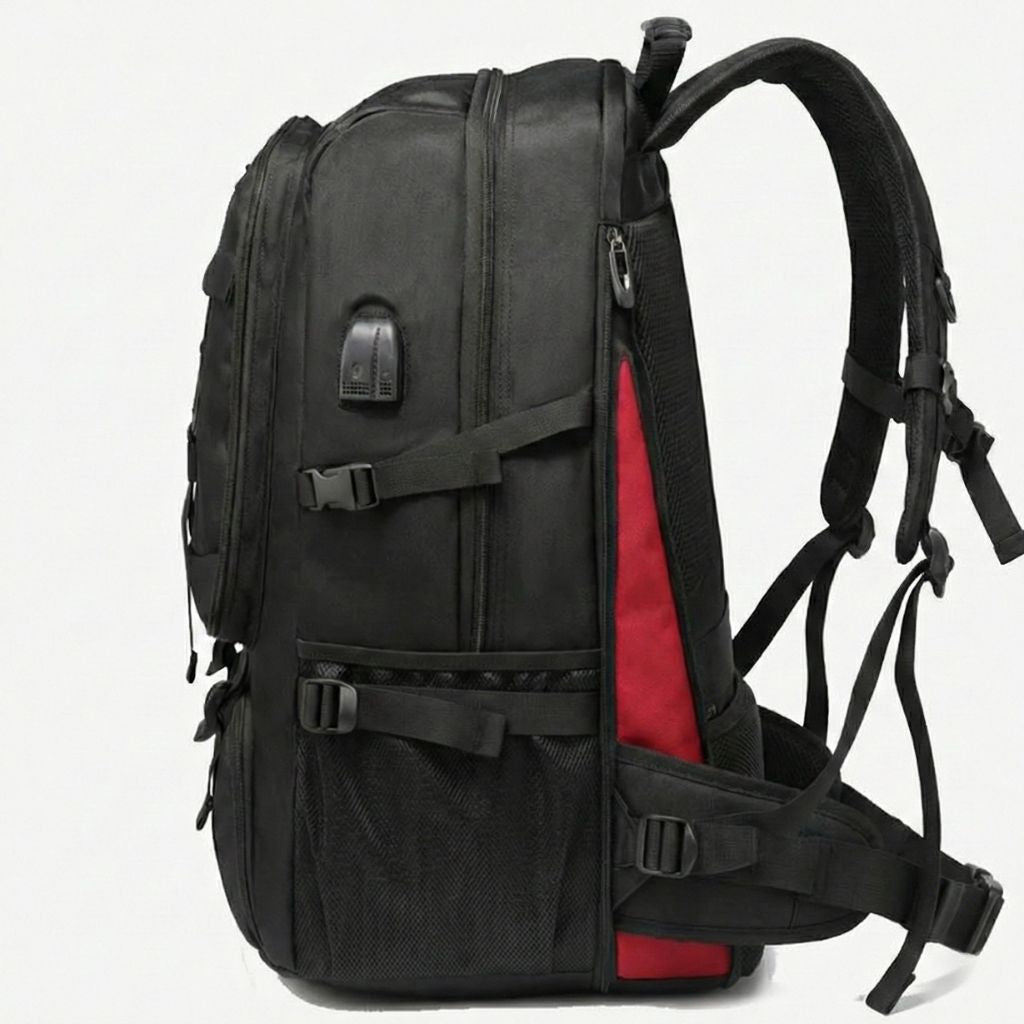 Vue de profil d'un sac à dos cabine noir grande capacité avec accents rouges et système de sangles ajustables Image