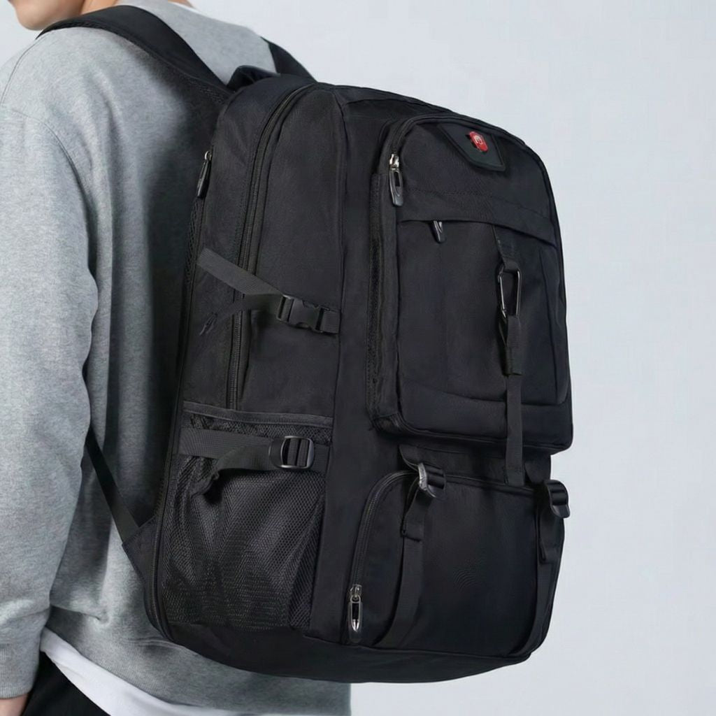 Homme portant un sac à dos cabine noir vu de dos, avec poches multiples et porte-bouteille latéral en résille Image