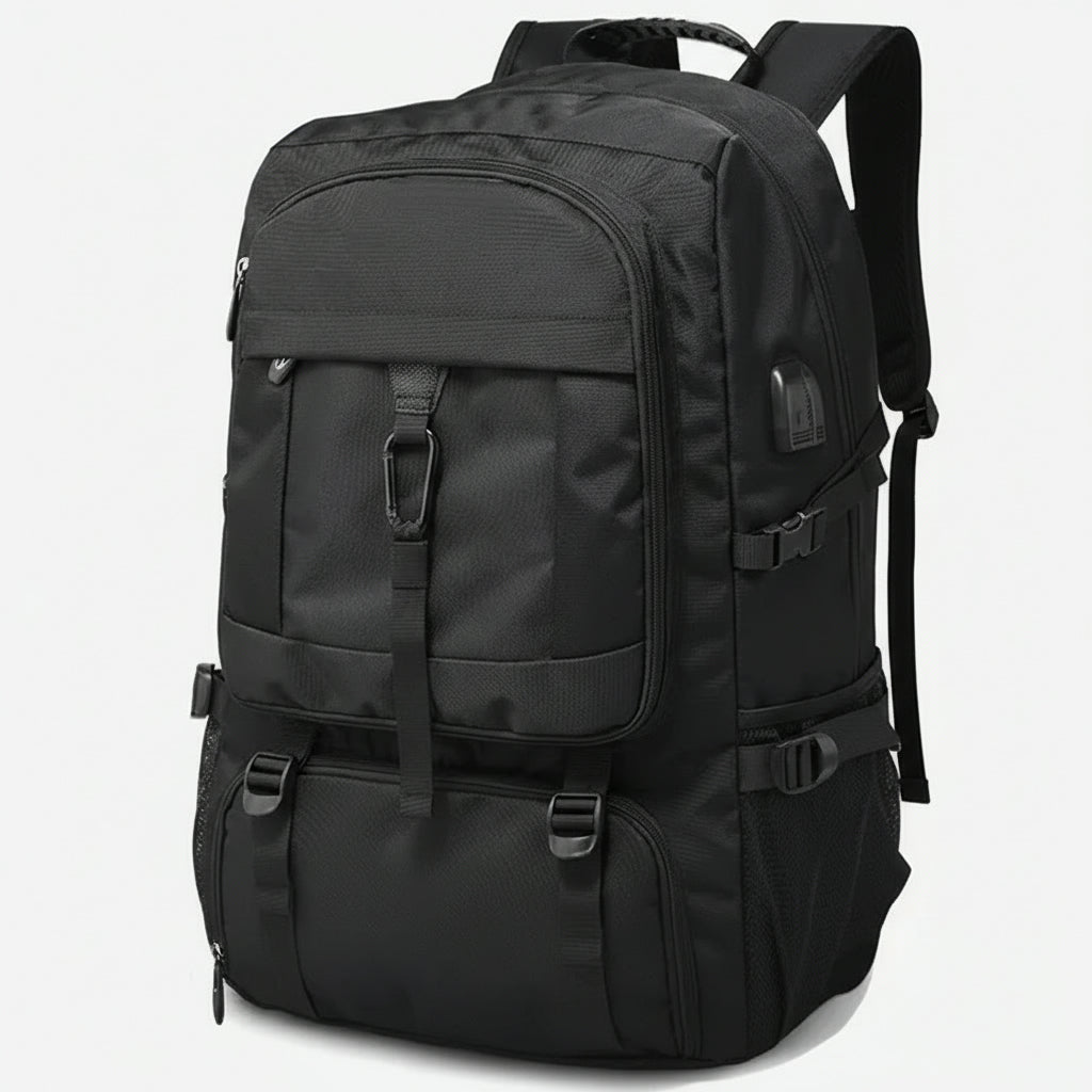 Vue 3/4 avant du sac à dos cabine noir avec multiples poches zippées, port USB externe et sangles de compression