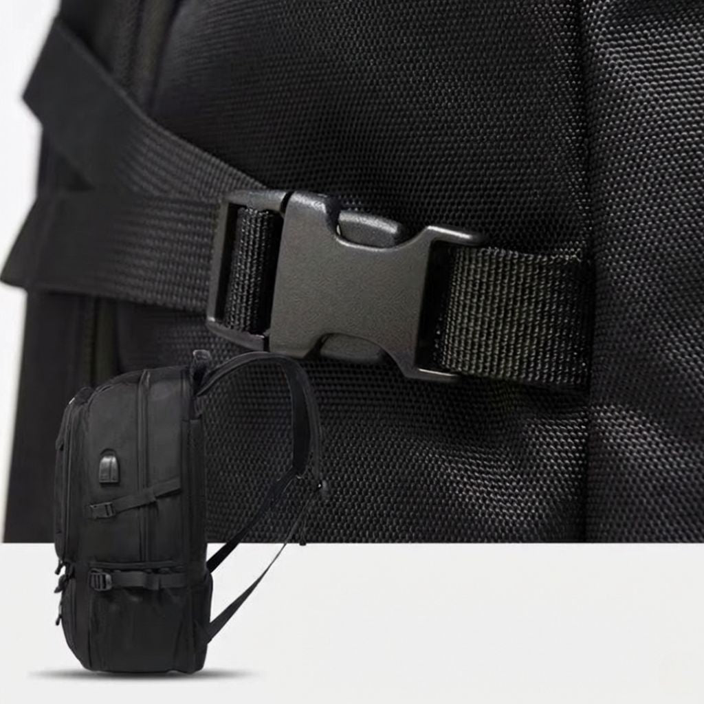 Gros plan sur la boucle de compression inférieure du sac cabine noir avec vignette du sac complet