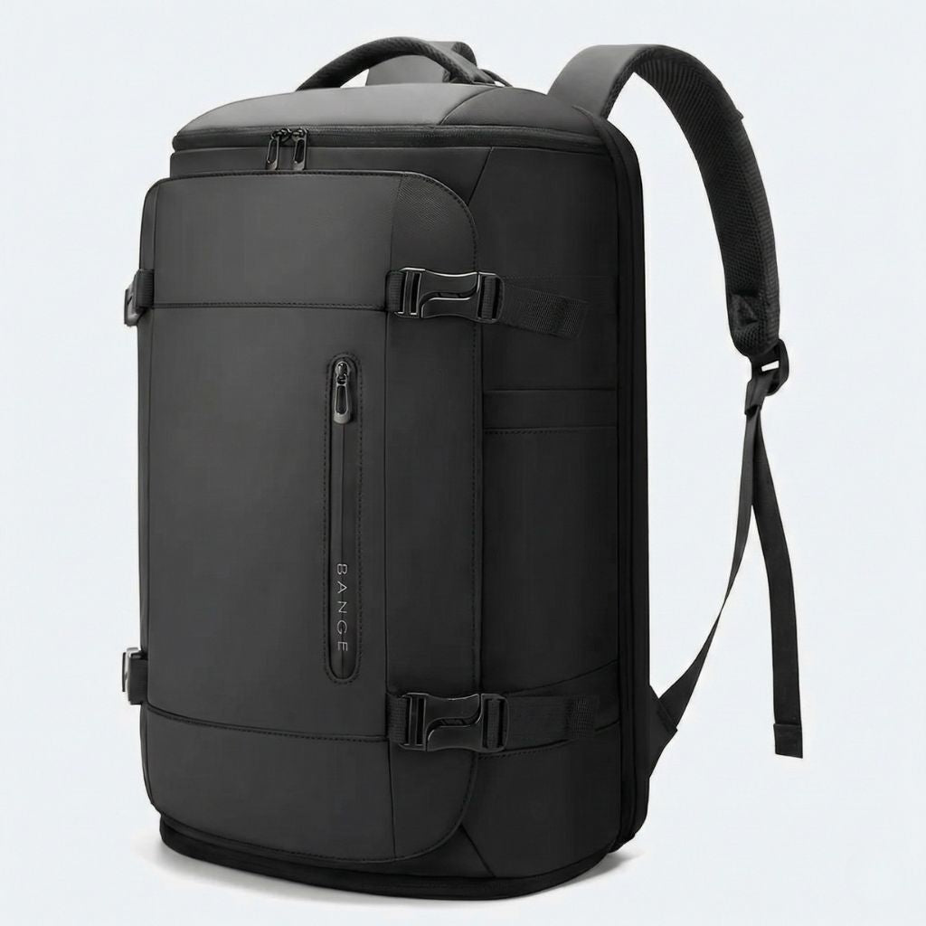 Vue 3/4 du sac à dos cabine noir mat avec clips latéraux, poche zippée verticale et bretelles mesh
