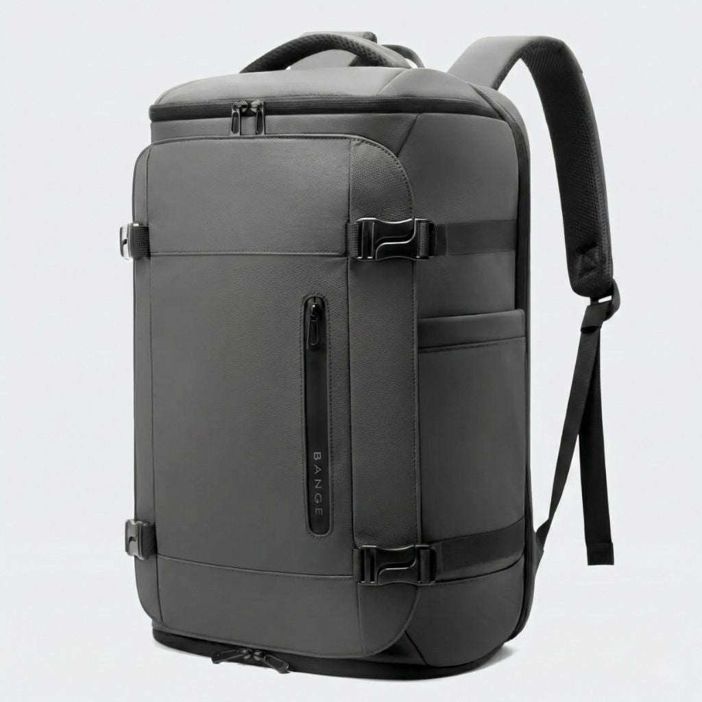 Vue 3/4 du sac à dos cabine gris anthracite avec clips latéraux, poche zippée verticale et bretelles mesh