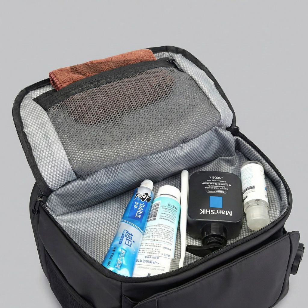 Compartiment de rangement ouvert avec produits de toilette, poche mesh sur le couvercle pour accessoires
