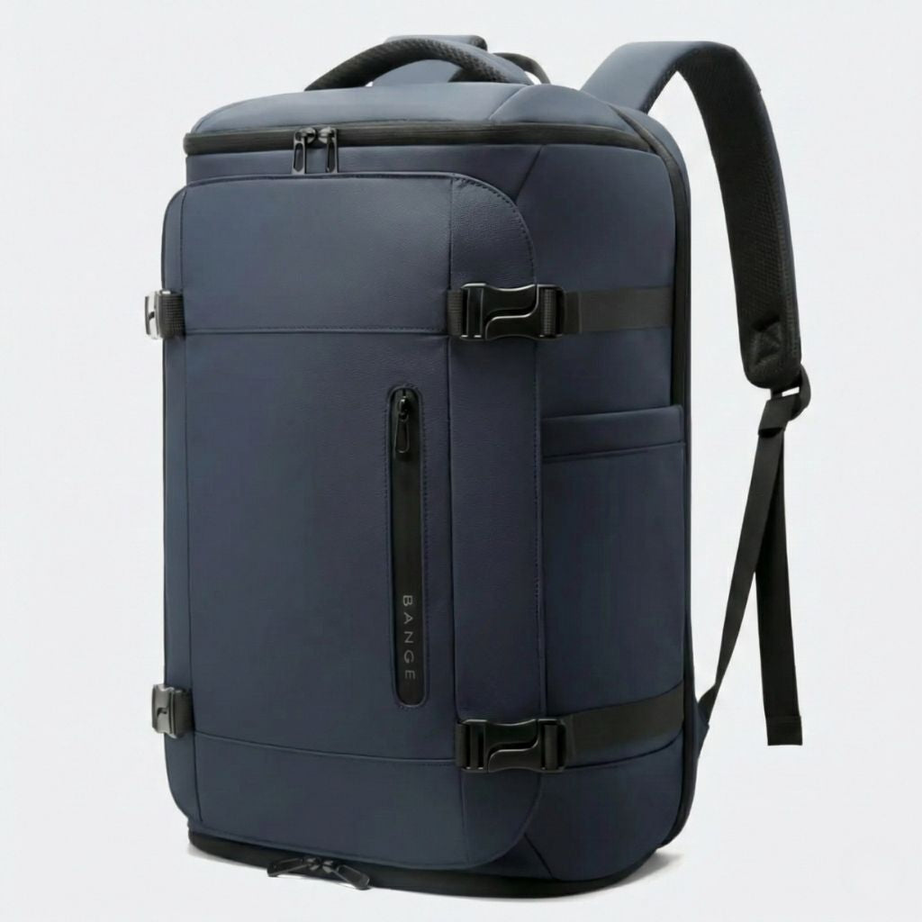 Vue 3/4 du sac à dos cabine bleu marine avec clips latéraux, poche zippée verticale et bretelles mesh