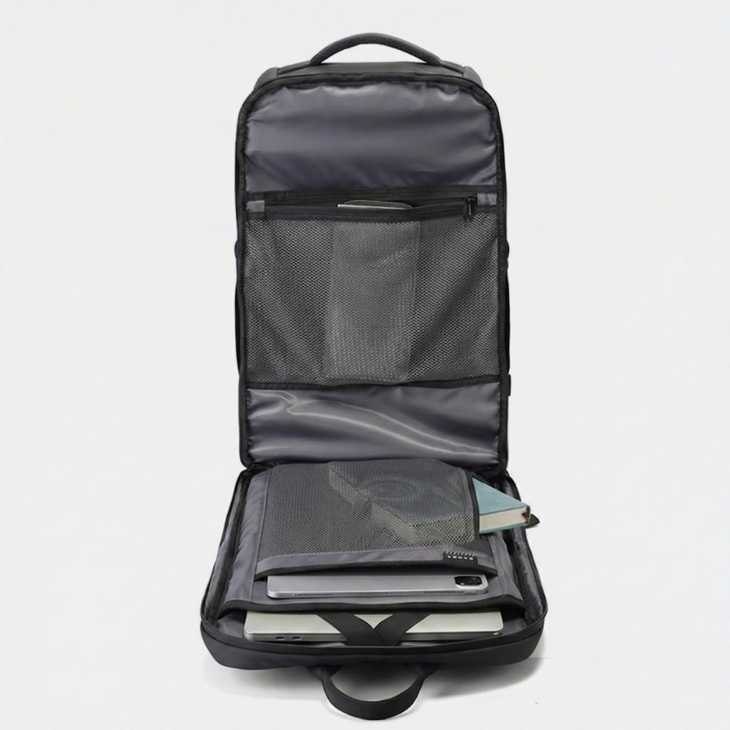Vue de dessus du compartiment PC d'un sac à dos cabine noir avec ordinateur portable, tablette et carnet Image