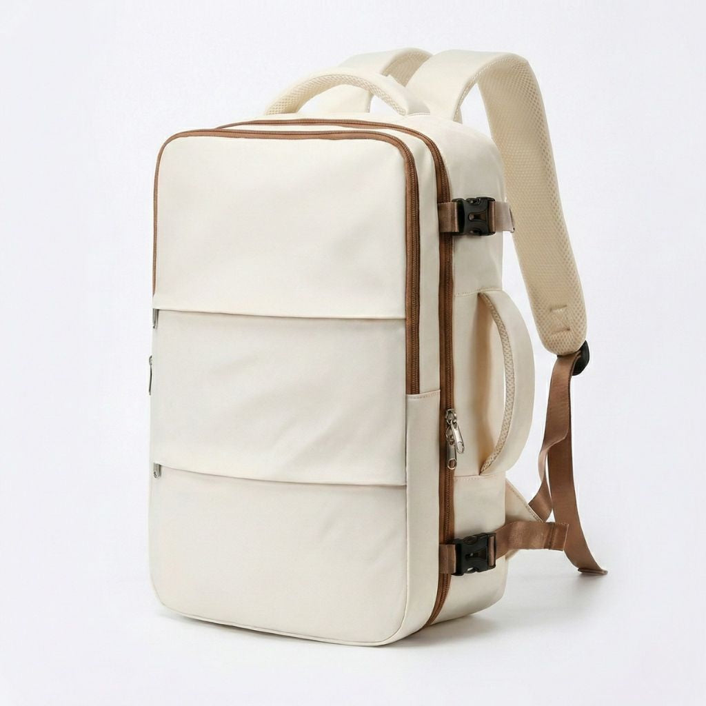 Sac à dos cabine blanc crème avec poches horizontales zippées et finitions caramel, vu de trois quarts