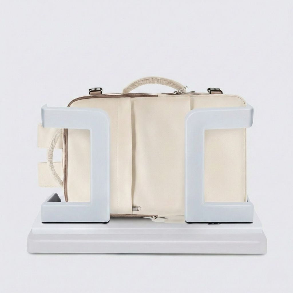 Sac à dos cabine beige passant dans un gabarit de contrôle format 40x30x20 cm à l'aéroport Image