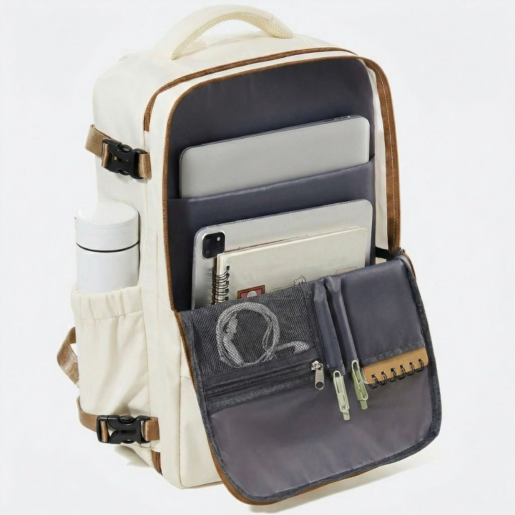 Vue de trois quarts d'un sac à dos cabine beige ouvert révélant compartiment PC, tablette, carnet et câbles Image