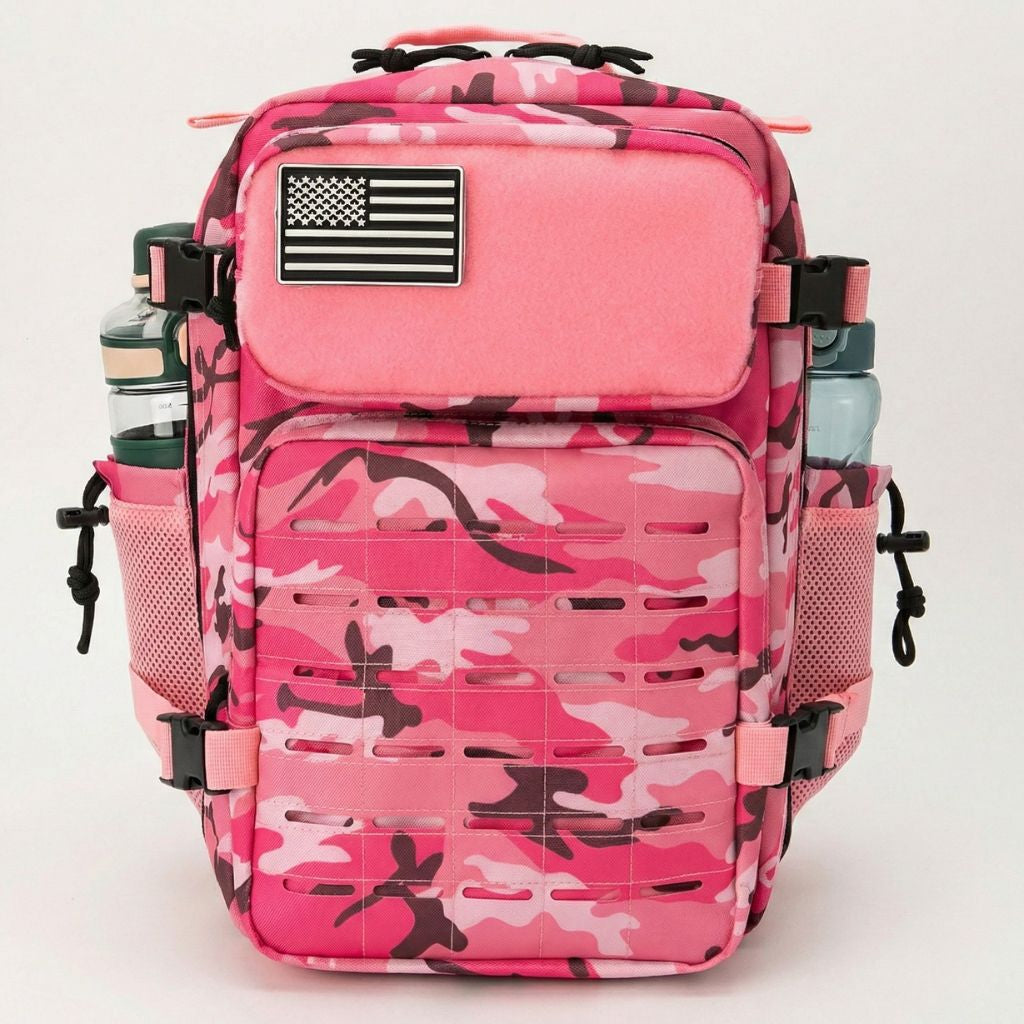 Sac à dos tactique camouflage rose 25L vu de face avec deux bouteilles latérales, patch velcro et grille MOLLE