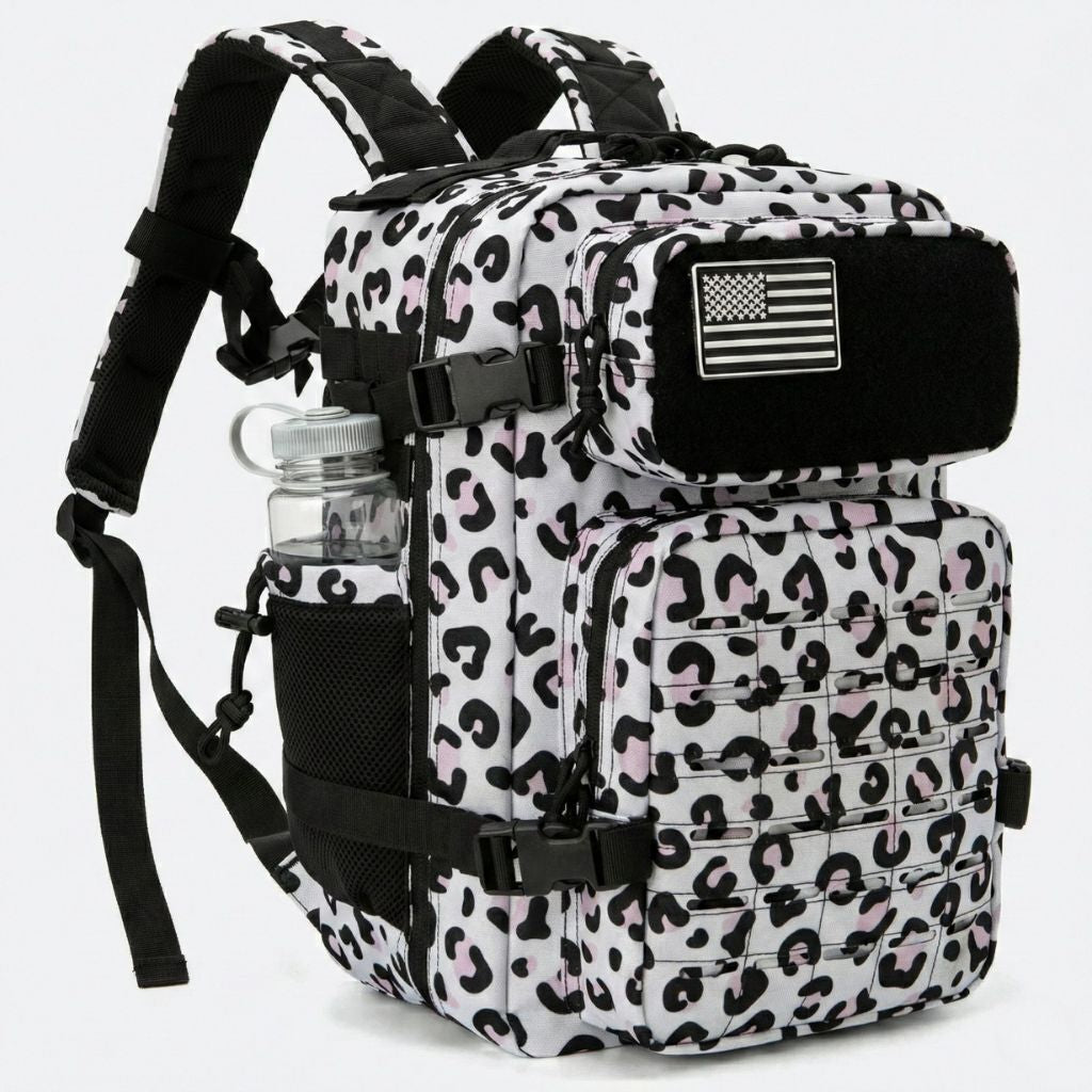 Sac à dos tactique imprimé léopard blanc et noir 25L de trois quarts avec grille MOLLE et bouteille d'eau