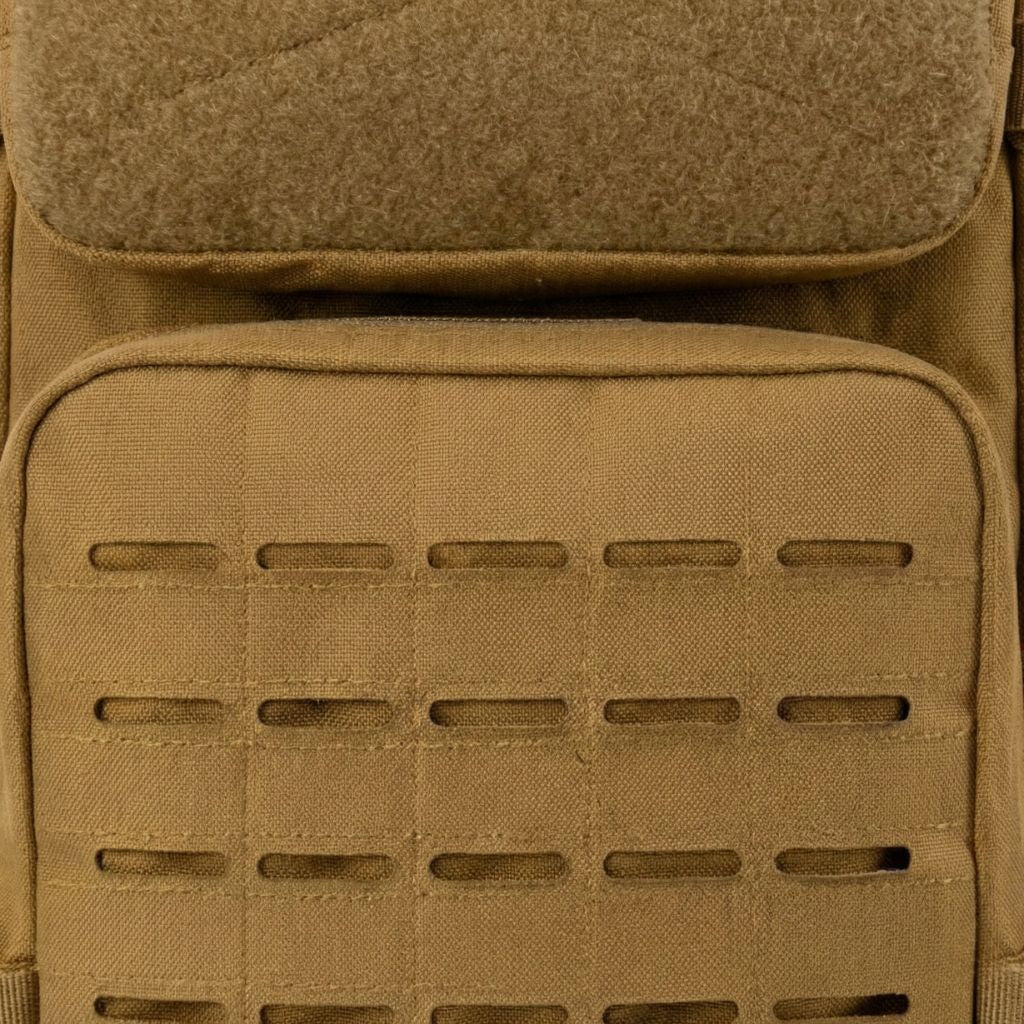 Panneau MOLLE laser-cut avant d'un sac à dos tactique beige pour la fixation d'accessoires modulables tactiques Image