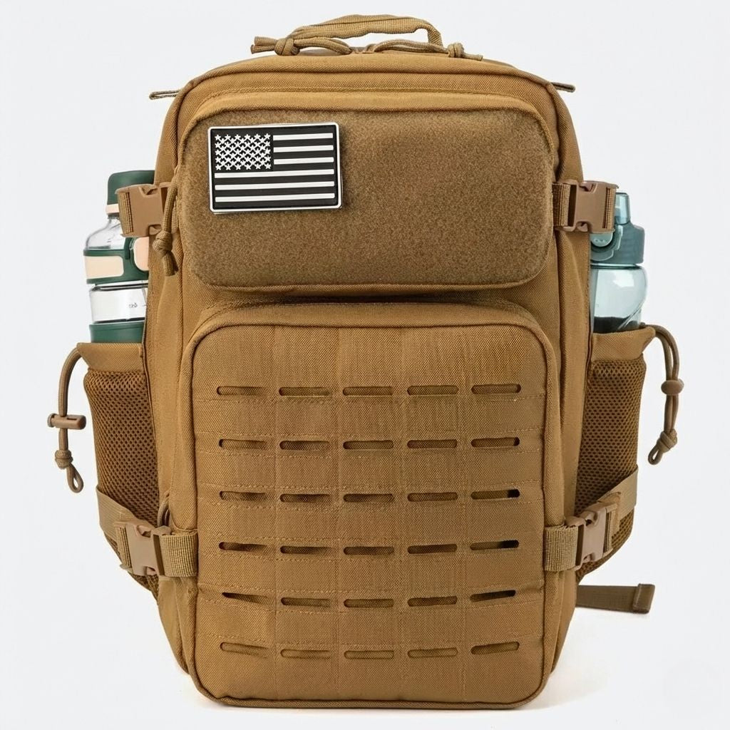 Sac à dos tactique marron coyote 25L vu de face avec deux bouteilles latérales, patch velcro et grille MOLLE