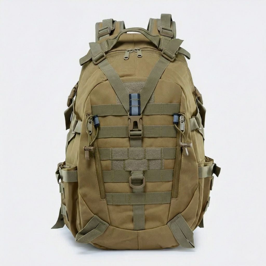 Face avant du sac tactique coyote tan : système MOLLE intégral, clip central, poche velcro et multiples zips