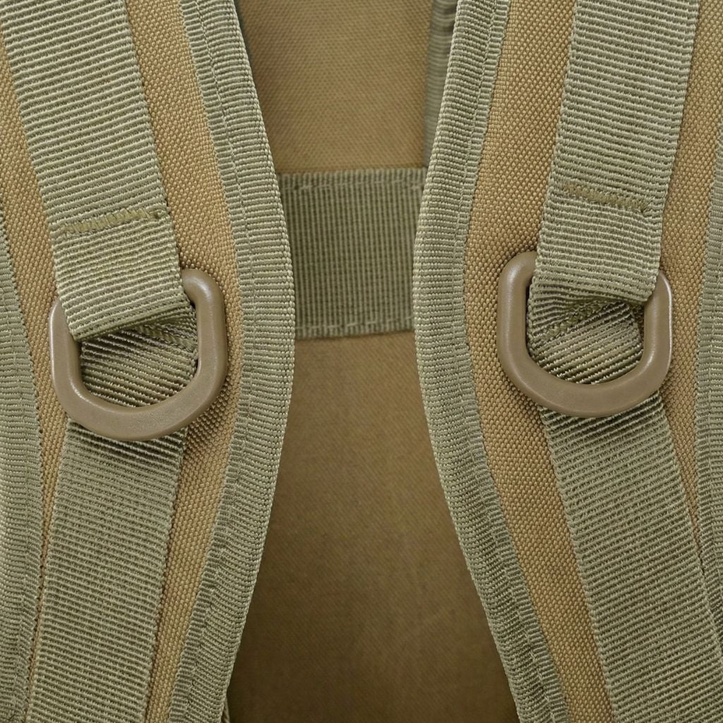 Gros plan des bretelles larges maillées coyote tan avec D-rings de fixation intégrés du sac tactique