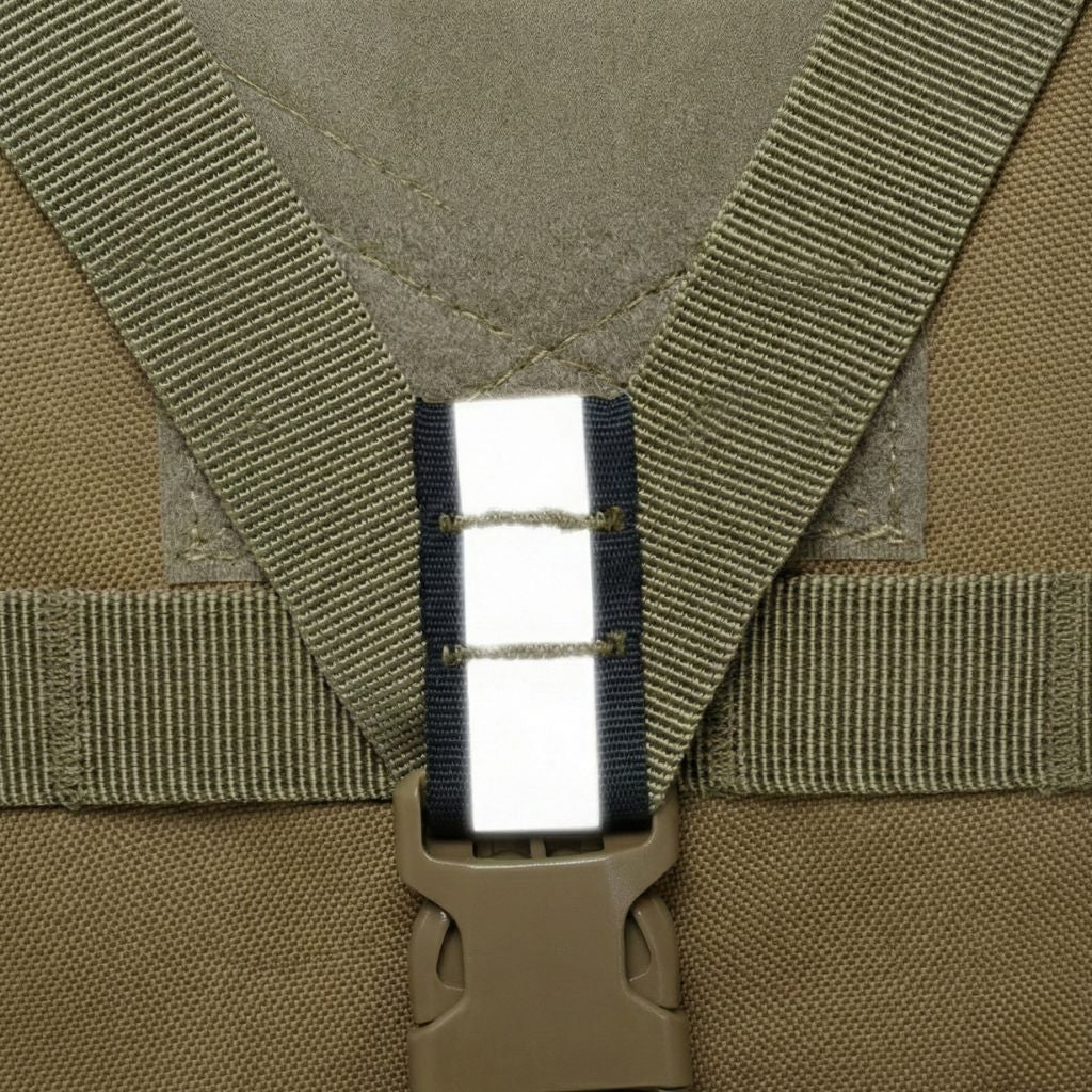 Bretelles vert militaire avec bande réfléchissante et clip de sternum visible, sécurité renforcée la nuit
