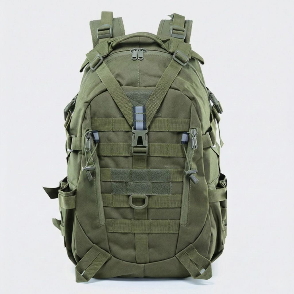 Face avant du sac à dos tactique vert militaire olive : système MOLLE, clips, poche velcro et bretelles déployées