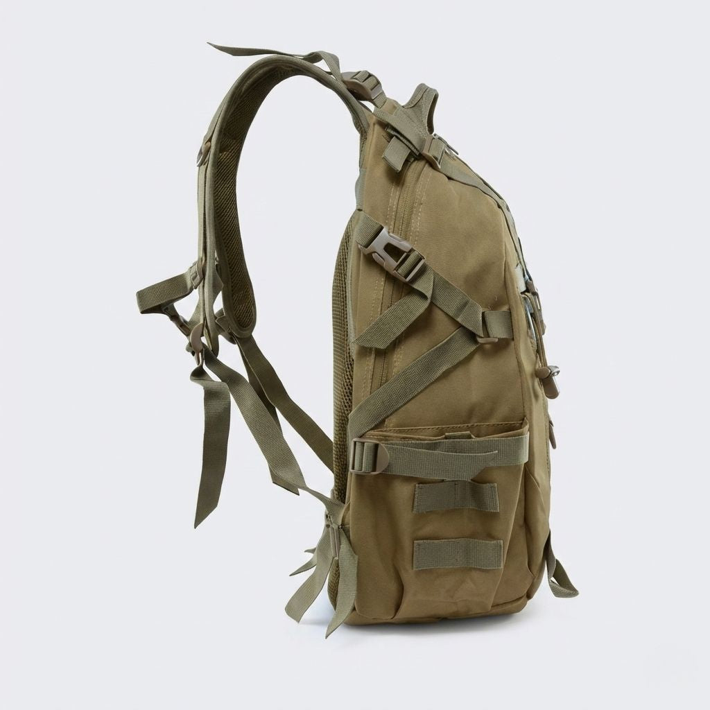 Vue de côté du sac tactique coyote tan avec sangles MOLLE latérales et multiples points d'accroche