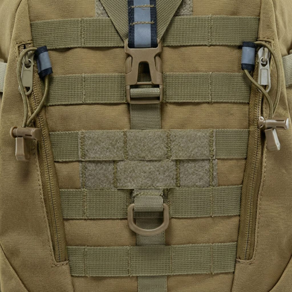 Panneau avant du sac à dos tactique couleur sable avec grille MOLLE, velcro et passants D-ring pour accessoires Image
