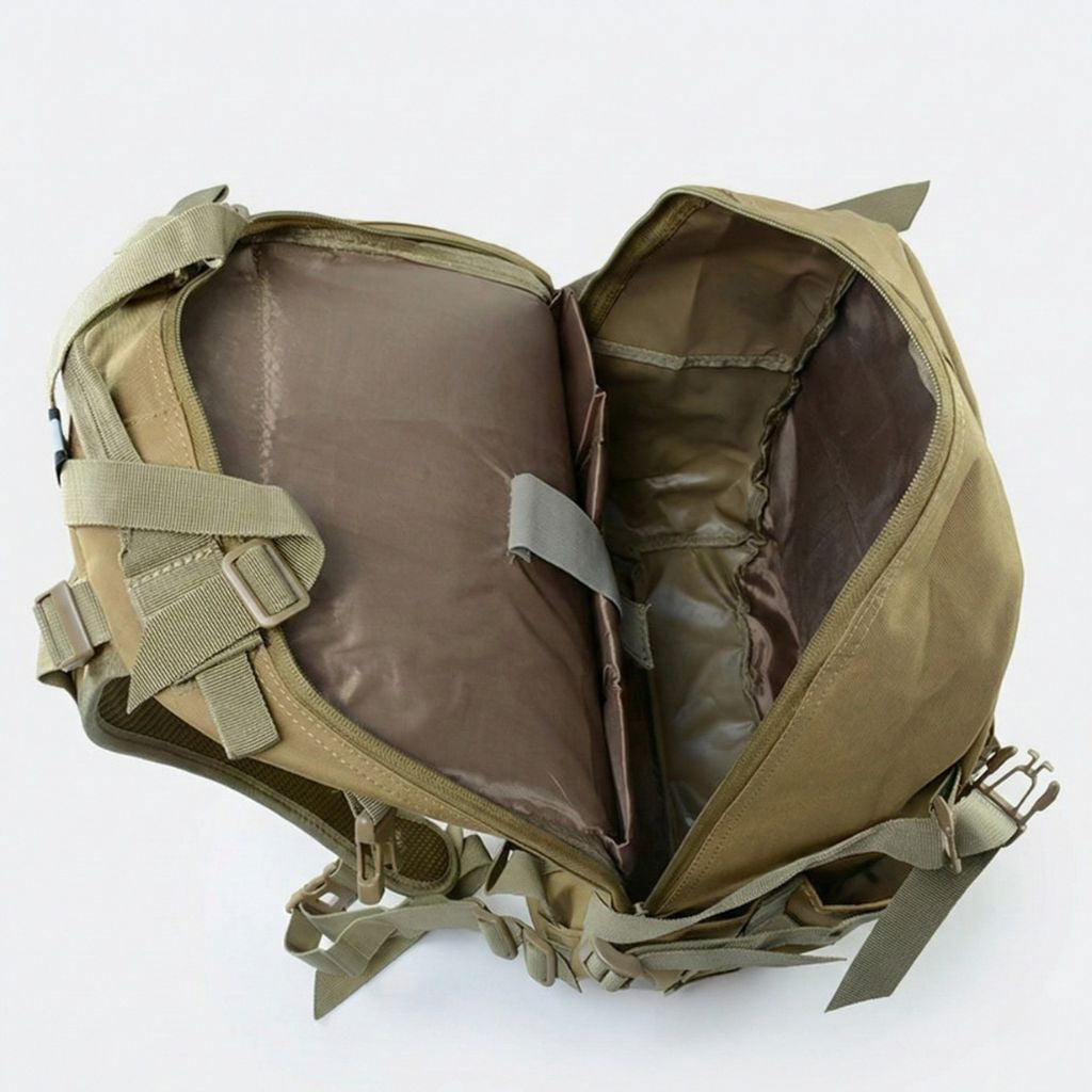 Intérieur du sac tactique coyote tan grand ouvert avec vaste compartiment principal et doublure résistante