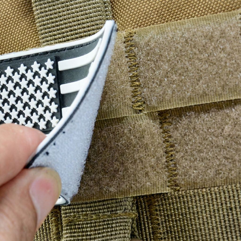 Gros plan du patch velcro repositionnable drapeau USA en PVC sur les sangles MOLLE coyote tan