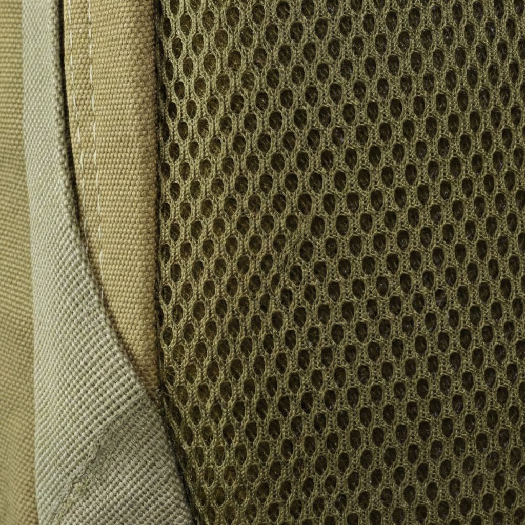 Gros plan du panneau dorsal maillé honeycomb vert militaire offrant ventilation et confort de portage