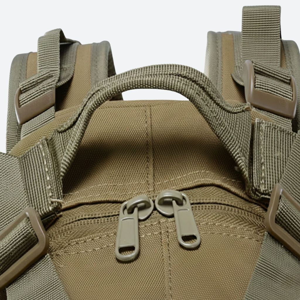 Vue de dessus du sac tactique vert militaire : poignée de portage, zips principaux et clips de compression latéraux