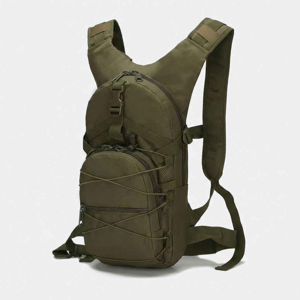 Sac à dos compact vert olive 15L de trois quarts avec poche frontale à lacets croisés et bretelles larges
