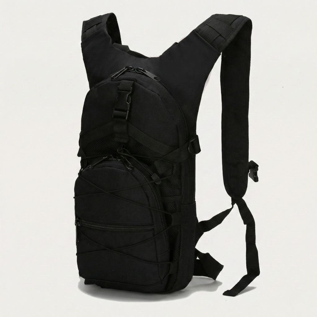 Sac à dos compact noir 15L de trois quarts avec poche frontale à lacets croisés et bretelles de portage larges