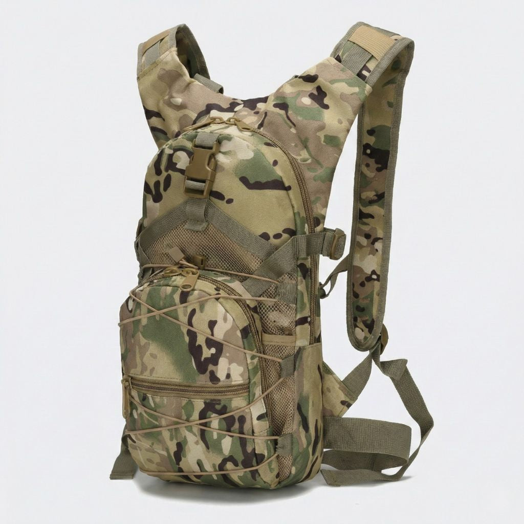 Sac à dos compact camouflage CP 15L de trois quarts avec poche frontale à lacets et bretelles tactiques larges