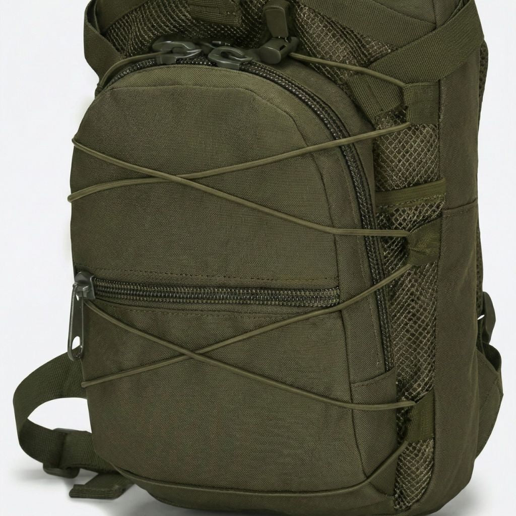Sac à dos militaire tactique vert compact avec sangles bungee croisées sur la poche frontale et porte-bouteille Image