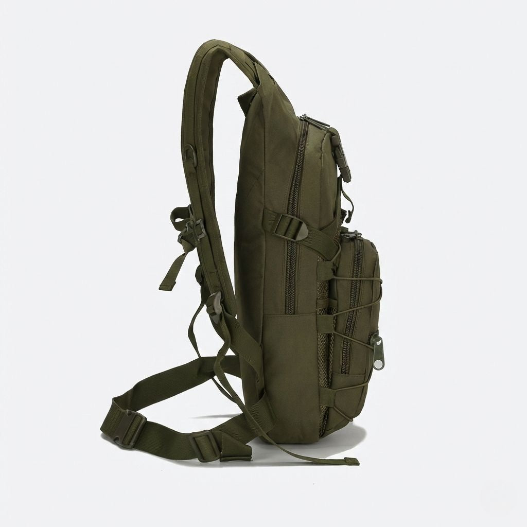 Vue latérale du sac à dos compact vert olive 15L montrant le profil fin et la poche latérale zippée
