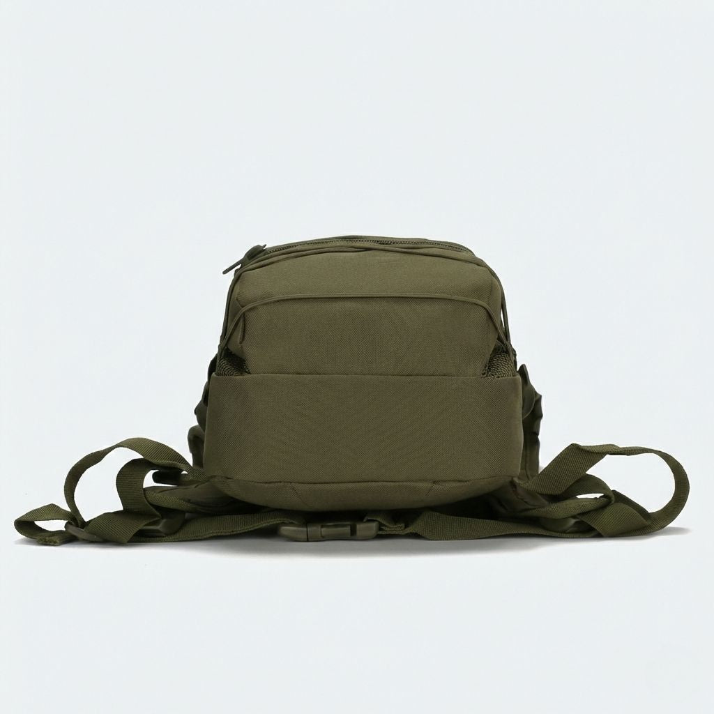 Vue du bas du sac à dos compact vert olive avec la poche inférieure et les sangles de compression étalées