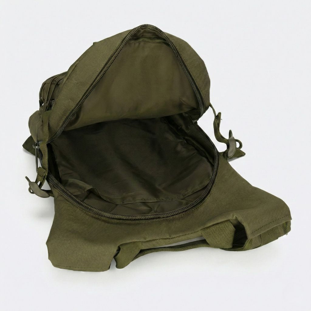 Compartiment principal du sac à dos compact vert olive ouvert par le dessus révélant l'intérieur vide et lisse