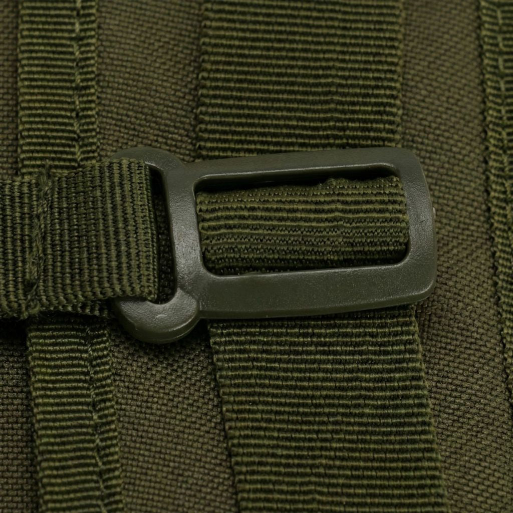 Gros plan sur la boucle de réglage en plastique vert olive du sac à dos, détail des sangles de compression