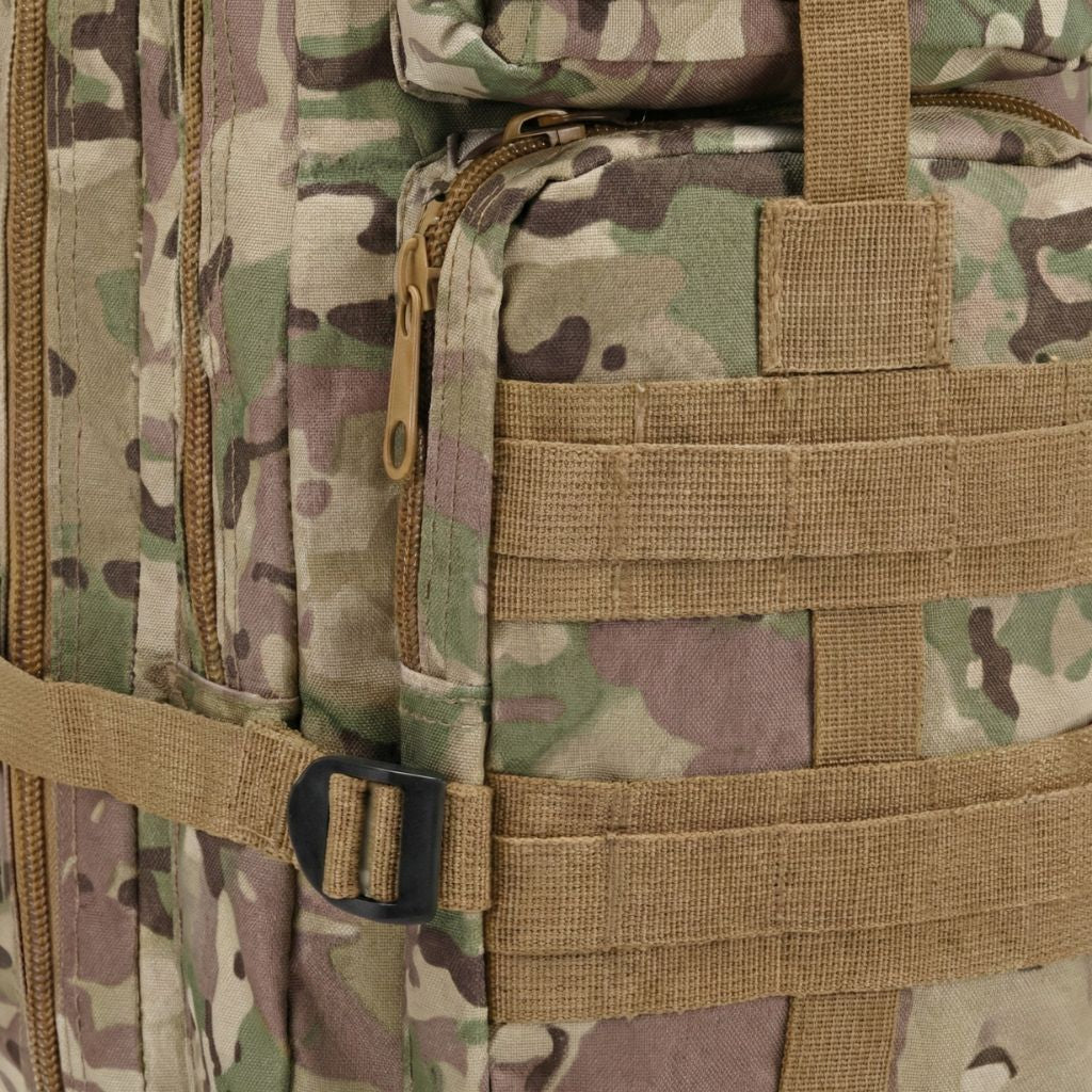 Gros plan sur le système de fixation MOLLE et les bandes velcro avant d'un sac tactique camouflage multicolore Image