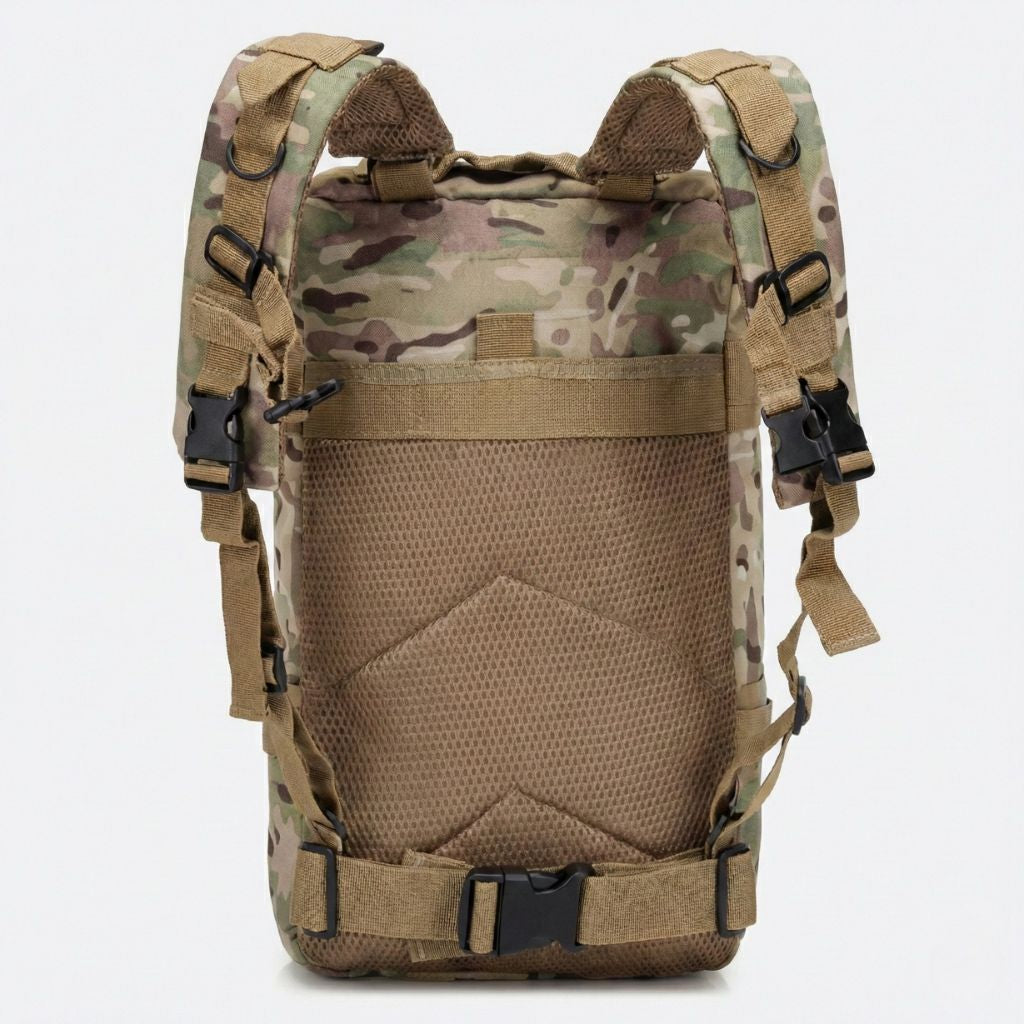 Dos du sac à dos militaire camouflage woodland avec dosseret en mesh beige rembourré et sangles de portage