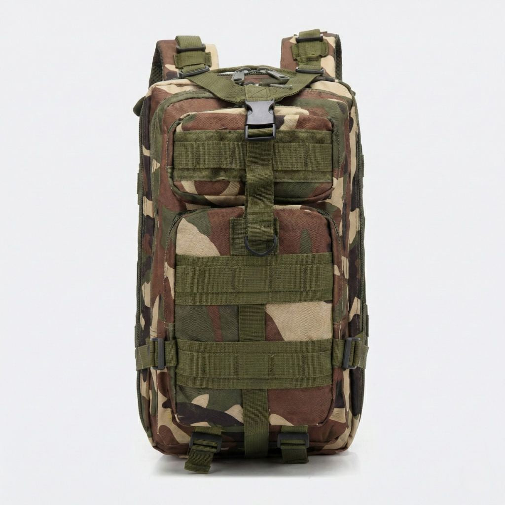 Vue de face du sac à dos militaire camouflage woodland vert 20L avec rail MOLLE et sangles de compression