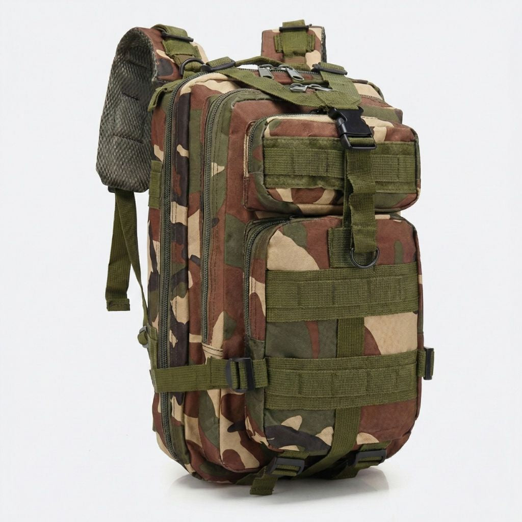 Sac à dos militaire camouflage woodland vert 20L de trois quarts avec poches MOLLE et fermetures à clips