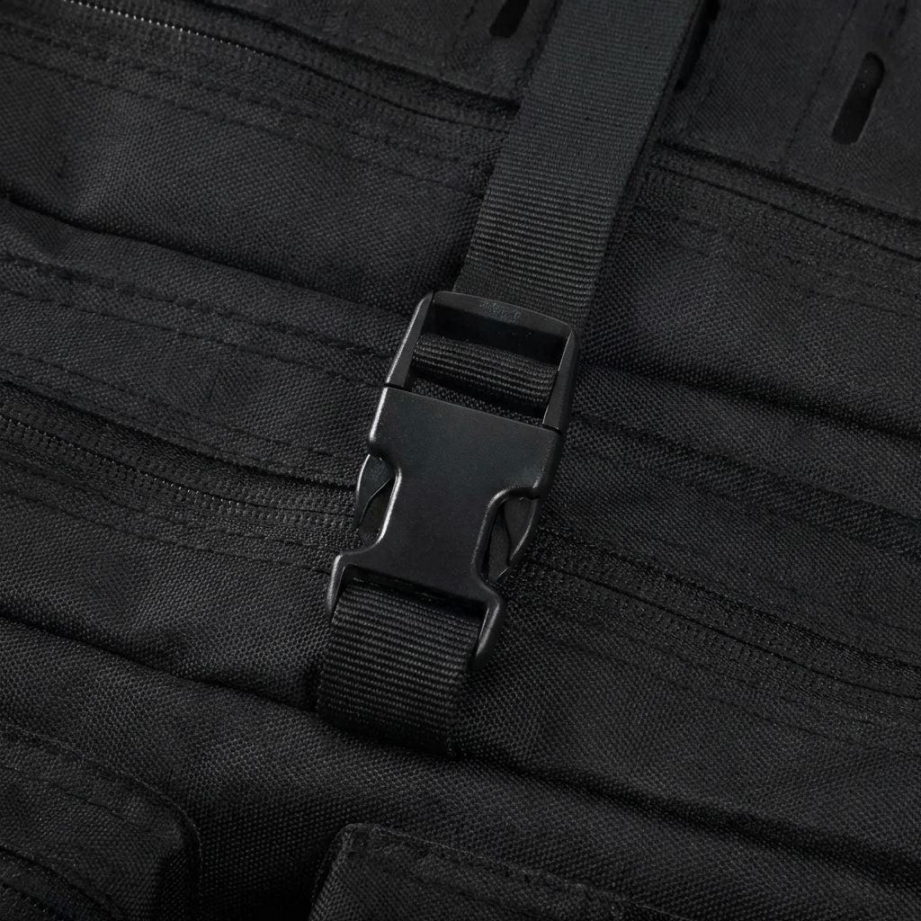 Gros plan de la boucle rapide plastique noire du sac tactique, sangle ajustable sur tissu cordura résistant