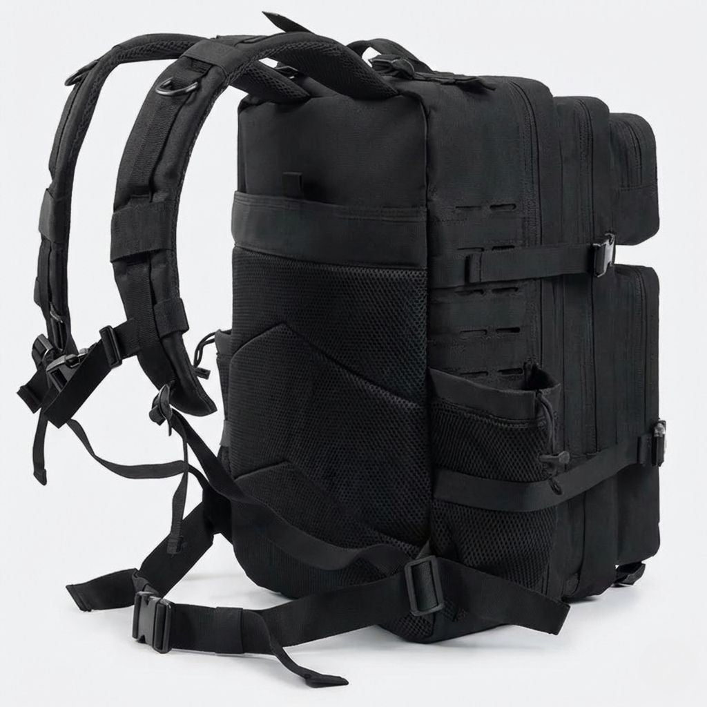 Sac tactique noir vue de dos, bretelles ergonomiques rembourrées, panneau dorsal aéré et sangles croisées noires