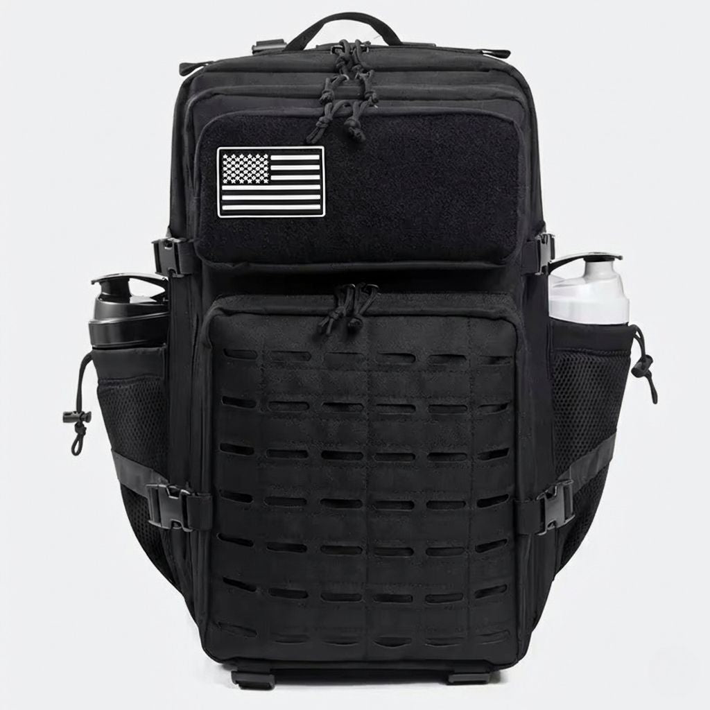 Sac à dos tactique noir de face, large grille MOLLE laser-cut centrale, deux poches filet latérales avec gourdes