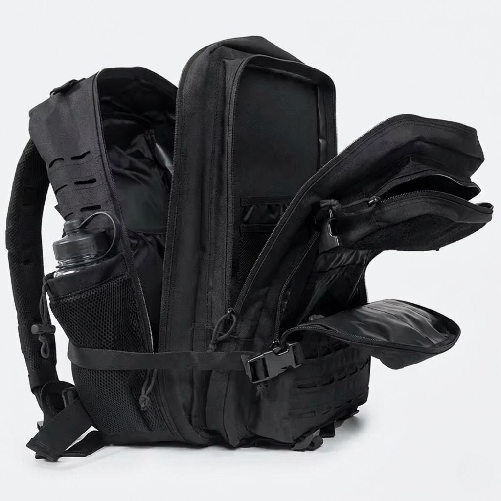 Sac tactique noir compartiments ouverts, poche laptop intégrée, rangements multiples et porte-gourde filet