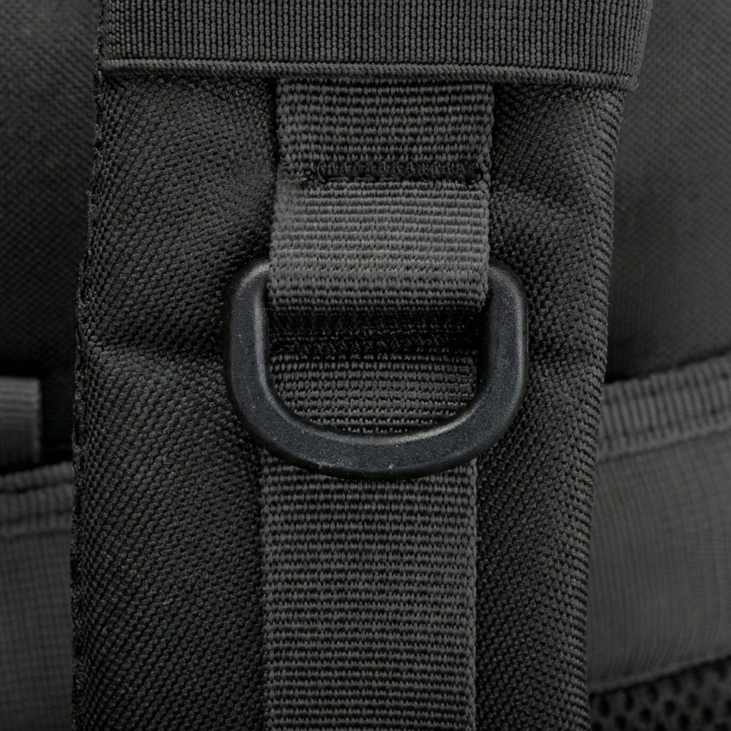 Gros plan de l'anneau D-ring noir intégré à la sangle du sac à dos militaire 45L pour fixer des accessoires