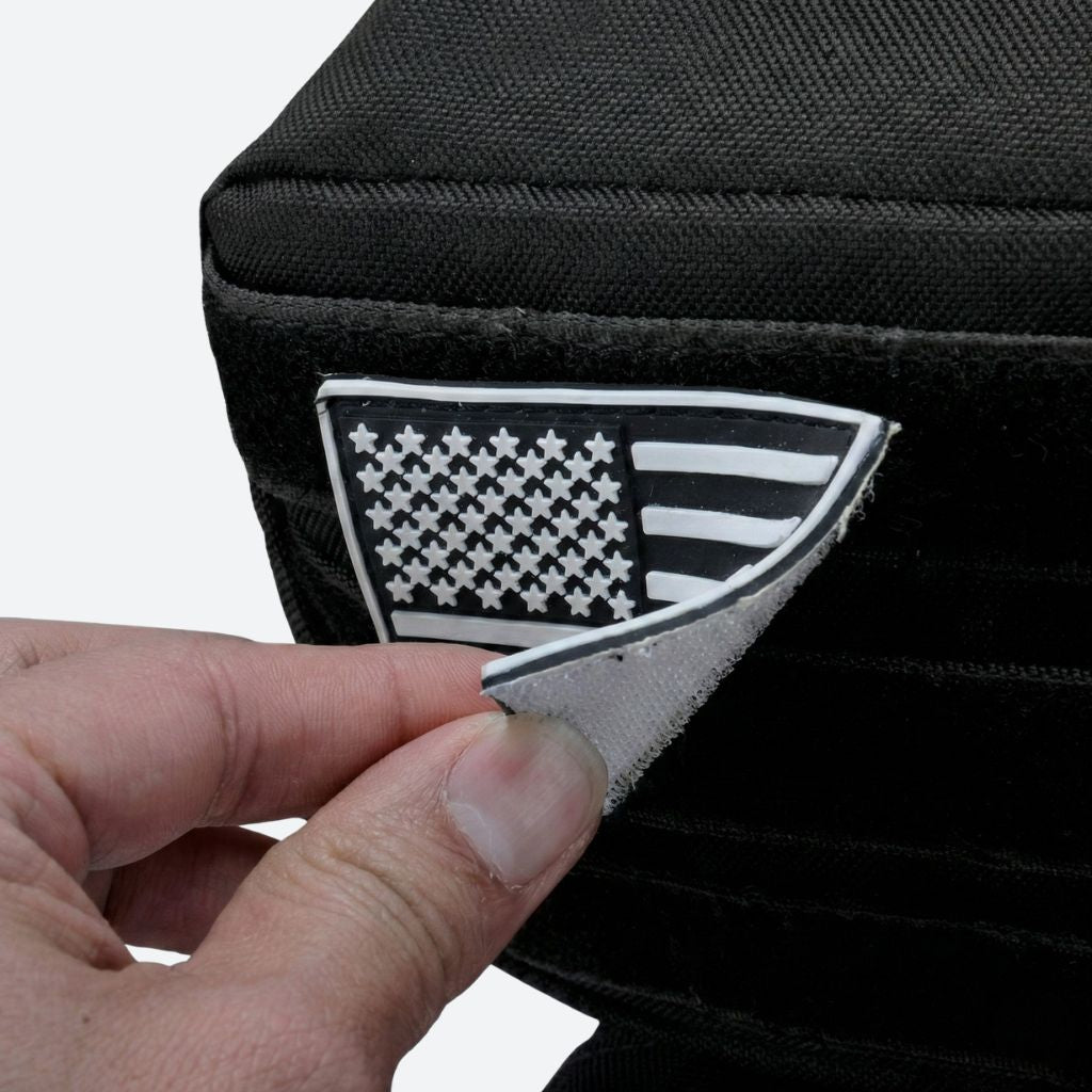 Gros plan du patch drapeau USA en PVC repositionnable par velcro sur la poche dessus du sac à dos militaire