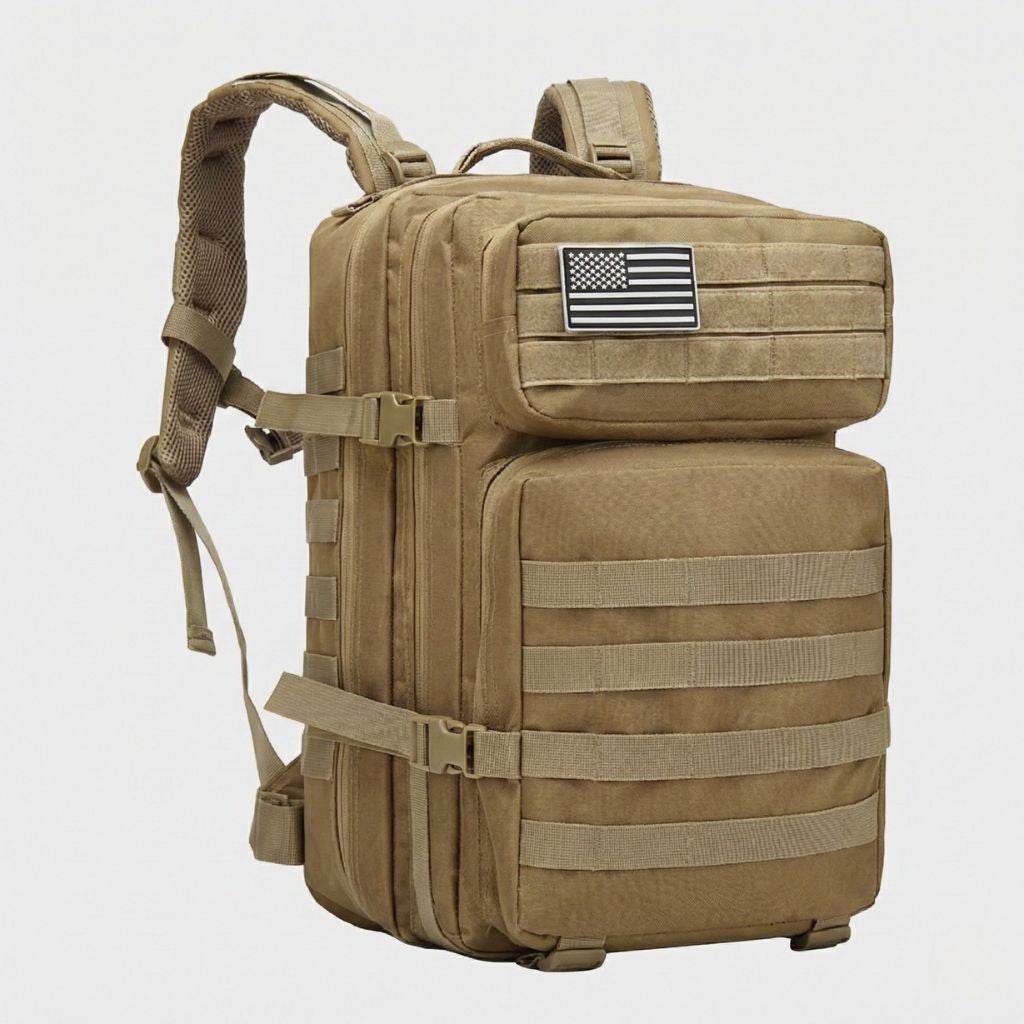 Sac à dos militaire 45L coloris tan coyote vue 3/4 : système MOLLE, patch drapeau PVC et bretelles maillées