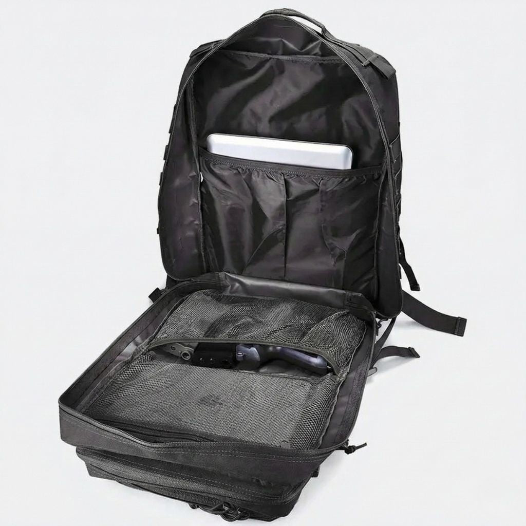 Intérieur du sac à dos militaire 45L noir ouvert avec pochette laptop rembourrée et compartiment filet maillé