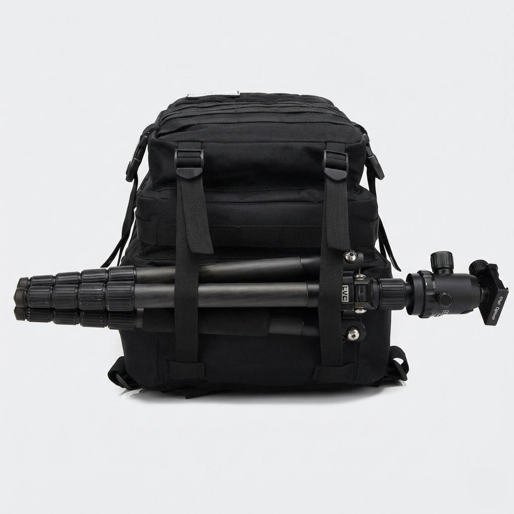 Vue de dos d'un sac à dos militaire noir avec trépied photographique fixé sur les sangles MOLLE latérales Image