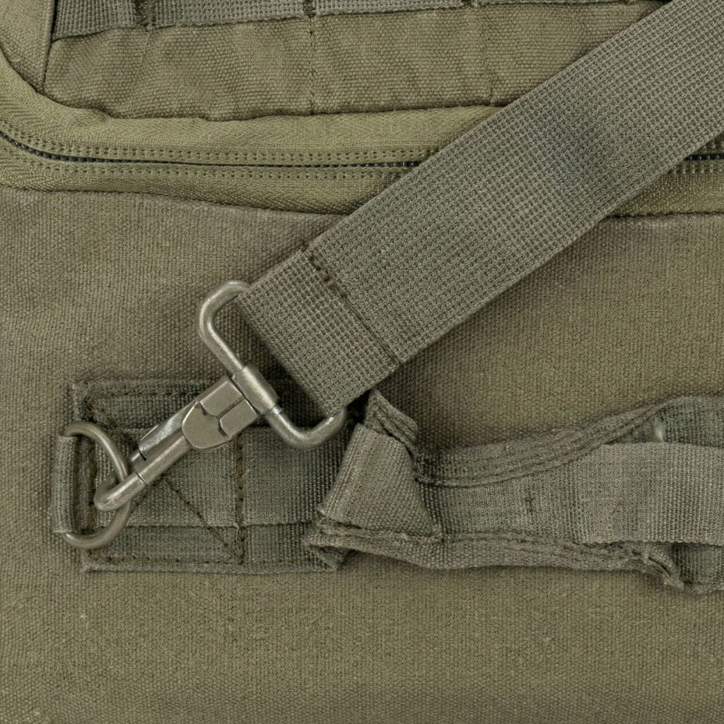 Détail de l'accroche métallique de la bandoulière amovible sur le sac de voyage militaire kaki à système MOLLE Image