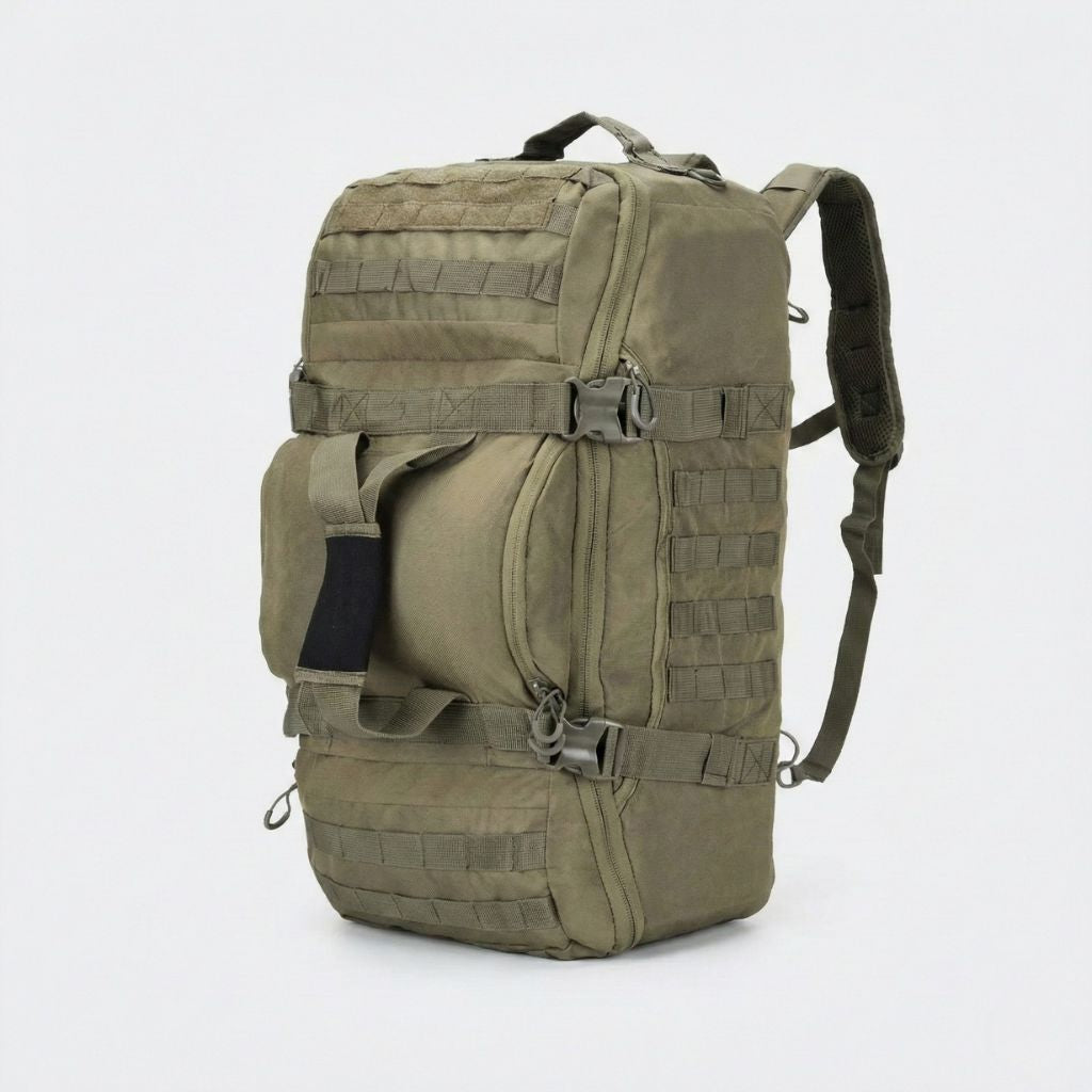Sac à dos militaire tactique 71L kaki en mode backpack, sangles MOLLE et poignée supérieure, vue trois quarts